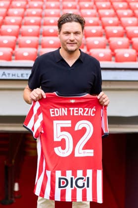 New Athletic Club head coach Edin Terzic Edin Terzic holding an Athletic Club jersey with his name and the number 52, which he received for being the 52nd manager in the history of the club during his presentation at San Mames on July 7, 2026, in Bilbao, Spain. Bilbao San Mames Basque Country Spain 0036_RLPrsETATH2K26__L1_9728 Copyright: xRicardoxLarreinax