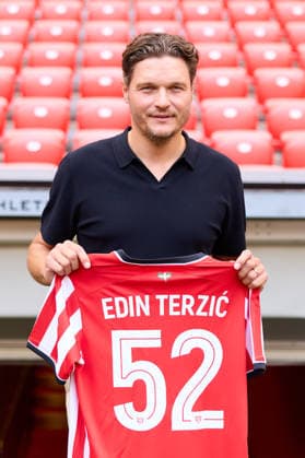 New Athletic Club head coach Edin Terzic Edin Terzic holding an Athletic Club jersey with his name and the number 52, which he received for being the 52nd manager in the history of the club during his presentation at San Mames on July 7, 2026, in Bilbao, Spain. Bilbao San Mames Basque Country Spain 0037_RLPrsETATH2K26__L1_9729 Copyright: xRicardoxLarreinax