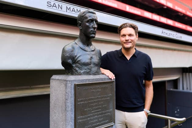 New Athletic Club head coach Edin Terzic New Athletic Club manager, Edin Terzic, posing next to the iconic bronze bust of Athletic Club legend Rafael Moreno Pichichi inside San MamŽs stadium during his presentation at San Mames on July 7, 2026, in Bilbao, Spain. Bilbao San Mames Basque Country Spain 0043_RLPrsETATH2K26__L1_0080 Copyright: xRicardoxLarreinax