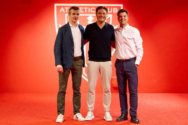 New Athletic Club head coach Edin Terzic New Athletic Club manager, Edin Terzic, posing alongside the club s president, Jon Uriarte, and the director of football, Mikel Gonzalez during his presentation at San Mames on July 7, 2026, in Bilbao, Spain. Bilbao San Mames Basque Country Spain 0049_RLPrsETATH2K26__L1_0197 Copyright: xRicardoxLarreinax