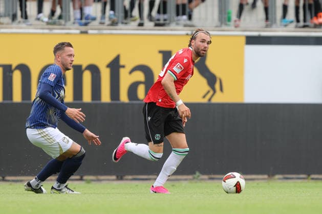 07.07.2026, xtgx, Fussball Testspiel, Hannover 96 - 1. FC Phönix Lübeck emspor, v.l. Jannes Vollert (Lübeck) Kolja Oudenne (Hannover, 29) (DFL DFB REGULATIONS PROHIBIT ANY USE OF PHOTOGRAPHS as IMAGE SEQUENCES and or QUASI-VIDEO) Hannover *** July 7, 2026, xtgx, Soccer friendly match, Hannover 96 vs. 1. FC Phönix Lübeck emspor, from left: Jannes Vollert (Lübeck), Kolja Oudenne (Hannover), 29 DFL DFB REGULATIONS PROHIBIT ANY USE OF PHOTOGRAPHS AS IMAGE SEQUENCES AND OR QUASI-VIDEO Hannover