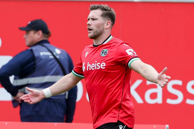 Benjamin Kaellmann (Hannover 96) gestikuliert, Friendly match, Hannover 96 v 1. FC Phoenix Luebeck, Eilenriedestadion am 07. July 2026 in Hannover, Deutschland. (Foto von Marco Steinbrenner DeFodi Images) Benjamin Kaellmann (Hannover 96) gestures, Friendly match, Hannover 96 v 1. FC Phoenix Luebeck, , July 7, 2026 in Hanover, Germany. (Photo by Marco Steinbrenner DeFodi Images) - *** Benjamin Kaellmann of Hannover 96 gestures, Friendly match, Hannover 96 vs. 1 FC Phoenix Lübeck, Eilenriedestadion on July 7, 2026, in Hanover, Germany. Photo by Marco Steinbrenner, DeFodi Images. Benjamin Kaellmann of Hannover 96 gestures, Friendly match, Hannover 96 vs. 1 FC Phoenix Lübeck, July 7, 2026, in Hanover, Germany. Photo by Marco Steinbrenner, DeFodi Images