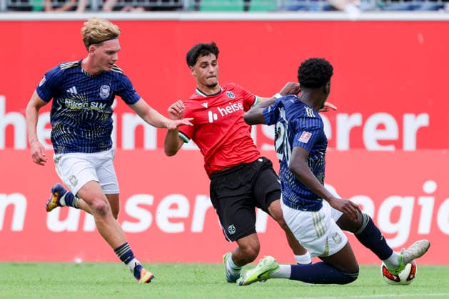 Michel Dammeier (1. FC Phoenix Luebeck), Yunus Uenal (Hannover 96) und Karim Hueneburg (1. FC Phoenix Luebeck) kaempfen um den Ball, Friendly match, Hannover 96 v 1. FC Phoenix Luebeck, Eilenriedestadion am 07. July 2026 in Hannover, Deutschland. (Foto von Marco Steinbrenner DeFodi Images) Michel Dammeier (1. FC Phoenix Luebeck), Yunus Uenal (Hannover 96) und Karim Hueneburg (1. FC Phoenix Luebeck) battle for the ball, Friendly match, Hannover 96 v 1. FC Phoenix Luebeck, , July 7, 2026 in Hanover, Germany. (Photo by Marco Steinbrenner DeFodi Images) - *** Michel Dammeier of 1 FC Phoenix Lübeck, Yunus Uenal of Hannover 96, and Karim Hueneburg of 1 FC Phoenix Lübeck battle for the ball, Friendly match, Hannover 96 vs. 1 FC Phoenix Lübeck, Eilenriedestadion on July 7, 2026, in Hannover, Germany. Photo by Marco Steinbrenner, DeFodi Images. Michel Dammeier of 1 FC Phoenix Lübeck, Yunus Uenal of Hannover 96 and Karim Hueneburg of 1 FC Phoenix Lübeck battle for the ball, Friendly match, Hannover 96 vs. 1 FC Phoenix Lübeck, July 7, 2026, in Hanover, Germany. Photo by Marco Steinbrenner, DeFodi Images