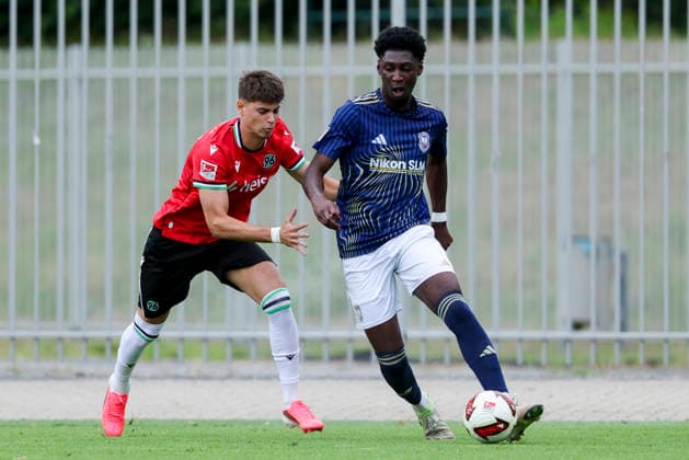 Tycan Kurt (Hannover 96) und Karim Hueneburg (1. FC Phoenix Luebeck) kaempfen um den Ball, Friendly match, Hannover 96 v 1. FC Phoenix Luebeck, Eilenriedestadion am 07. July 2026 in Hannover, Deutschland. (Foto von Marco Steinbrenner DeFodi Images) Tycan Kurt (Hannover 96) und Karim Hueneburg (1. FC Phoenix Luebeck) battle for the ball, Friendly match, Hannover 96 v 1. FC Phoenix Luebeck, , July 7, 2026 in Hanover, Germany. (Photo by Marco Steinbrenner DeFodi Images) - *** Tycan Kurt of Hannover 96 and Karim Hueneburg of 1 FC Phoenix Lübeck battle for the ball, Friendly match, Hannover 96 vs. 1 FC Phoenix Lübeck, Eilenriedestadion on July 7, 2026, in Hannover, Germany Photo by Marco Steinbrenner DeFodi Images Tycan Kurt of Hannover 96 and Karim Hueneburg of 1 FC Phoenix Lübeck battle for the ball, Friendly match, Hannover 96 vs. 1 FC Phoenix Lübeck, , July 7, 2026, in Hanover, Germany. Photo by Marco Steinbrenner, DeFodi Images