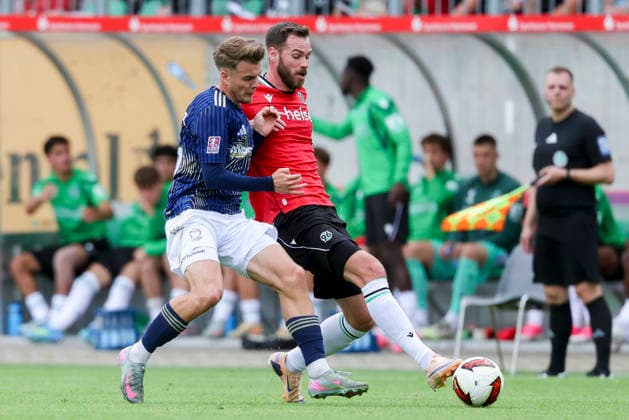 Michel Dammeier (1. FC Phoenix Luebeck) und Boris Tomiak (Hannover 96) kaempfen um den Ball, Friendly match, Hannover 96 v 1. FC Phoenix Luebeck, Eilenriedestadion am 07. July 2026 in Hannover, Deutschland. (Foto von Marco Steinbrenner DeFodi Images) Michel Dammeier (1. FC Phoenix Luebeck) und Boris Tomiak (Hannover 96) battle for the ball, Friendly match, Hannover 96 v 1. FC Phoenix Luebeck, , July 7, 2026 in Hanover, Germany. (Photo by Marco Steinbrenner DeFodi Images) - *** Michel Dammeier of 1 FC Phoenix Lübeck and Boris Tomiak of Hannover 96 battle for the ball, Friendly match, Hannover 96 vs. 1 FC Phoenix Lübeck, Eilenriedestadion on July 7, 2026, in Hannover, Germany Photo by Marco Steinbrenner DeFodi Images Michel Dammeier of 1 FC Phoenix Lübeck and Boris Tomiak of Hannover 96 battle for the ball, Friendly match, Hannover 96 vs. 1 FC Phoenix Lübeck, , July 7, 2026, in Hanover, Germany. Photo by Marco Steinbrenner, DeFodi Images
