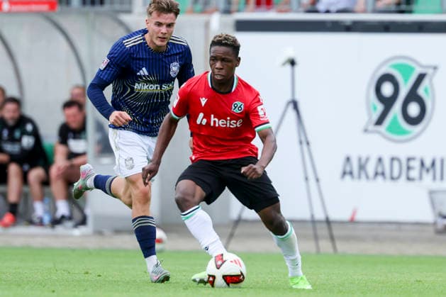 Mwisho Mhango (Hannover 96) kontrolliert den Ball, Friendly match, Hannover 96 v 1. FC Phoenix Luebeck, Eilenriedestadion am 07. July 2026 in Hannover, Deutschland. (Foto von Marco Steinbrenner DeFodi Images) Mwisho Mhango (Hannover 96) controls the ball, Friendly match, Hannover 96 v 1. FC Phoenix Luebeck, , July 7, 2026 in Hanover, Germany. (Photo by Marco Steinbrenner DeFodi Images) - *** Mwisho Mhango of Hannover 96 controls the ball, Friendly match, Hannover 96 vs. 1 FC Phoenix Lübeck, Eilenriedestadion on July 7, 2026, in Hannover, Germany Photo by Marco Steinbrenner DeFodi Images Mwisho Mhango Hannover 96 controls the ball, Friendly match, Hannover 96 vs. 1 FC Phoenix Lübeck, July 7, 2026, in Hanover, Germany Photo by Marco Steinbrenner DeFodi Images