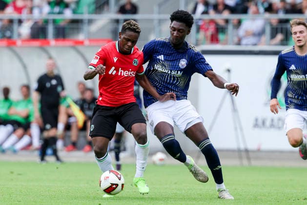 Mwisho Mhango (Hannover 96) und Karim Hueneburg (1. FC Phoenix Luebeck) kaempfen um den Ball, Friendly match, Hannover 96 v 1. FC Phoenix Luebeck, Eilenriedestadion am 07. July 2026 in Hannover, Deutschland. (Foto von Marco Steinbrenner DeFodi Images) Mwisho Mhango (Hannover 96) und Karim Hueneburg (1. FC Phoenix Luebeck) battle for the ball, Friendly match, Hannover 96 v 1. FC Phoenix Luebeck, , July 7, 2026 in Hanover, Germany. (Photo by Marco Steinbrenner DeFodi Images) - *** Mwisho Mhango of Hannover 96 and Karim Hueneburg of 1 FC Phoenix Lübeck battle for the ball, Friendly match, Hannover 96 vs. 1 FC Phoenix Lübeck, Eilenriedestadion on July 7, 2026, in Hannover, Germany Photo by Marco Steinbrenner DeFodi Images Mwisho Mhango of Hannover 96 and Karim Hueneburg of 1 FC Phoenix Lübeck battle for the ball, Friendly match, Hannover 96 vs. 1 FC Phoenix Lübeck, , July 7, 2026, in Hanover, Germany. Photo by Marco Steinbrenner, DeFodi Images