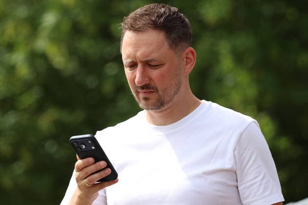 07.07.2026, xrekx, Fussball 2.Bundesliga, 1.FC Kaiserslautern - Training v.l. Marcel Klos Sportdirektor (1.FC Kaiserslautern) Handy, Smartphone, Telefon (DFL DFB REGULATIONS PROHIBIT ANY USE OF PHOTOGRAPHS as IMAGE SEQUENCES and or QUASI-VIDEO) Kaiserslautern *** July 7, 2026, xrekx, Soccer, 2. Bundesliga, 1 FC Kaiserslautern Training: Marcel Klos, Sports Director of 1 FC Kaiserslautern, Cell Phone, Smartphone, Phone. DFL and DFB regulations prohibit any use of photographs as image sequences and or quasi-video. Kaiserslautern