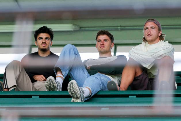 Husseyn Chakroun (Hannover 96), Benedikt Pichler (Hannover 96) und Lars Gindorf (Hannover 96) sitzen auf der Tribuene und verfolgen das Spiel, Friendly match, Hannover 96 v 1. FC Phoenix Luebeck, Eilenriedestadion am 07. July 2026 in Hannover, Deutschland. (Foto von Marco Steinbrenner DeFodi Images) Husseyn Chakroun (Hannover 96), Benedikt Pichler (Hannover 96) und Lars Gindorf (Hannover 96) are sitting in the stands watching the match, Friendly match, Hannover 96 v 1. FC Phoenix Luebeck, , July 7, 2026 in Hanover, Germany. (Photo by Marco Steinbrenner DeFodi Images) - *** Husseyn Chakroun (Hannover 96), Benedikt Pichler (Hannover 96), and Lars Gindorf (Hannover 96) are sitting in the stands watching the game, a friendly match, Hannover 96 vs. 1 FC Phoenix Lübeck, Eilenriedestadion on July 7, 2026, in Hannover, Germany. Photo by Marco Steinbrenner, DeFodi Images. Husseyn Chakroun (Hannover 96), Benedikt Pichler (Hannover 96), and Lars Gindorf (Hannover 96) are sitting in the stands watching the match—a friendly between Hannover 96 and 1 FC Phoenix Lübeck—on July 7, 2026, in Hanover, Germany. Photo by Marco Steinbrenner, DeFodi Images