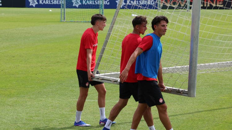 07.07.2026, xrekx, Fussball 2.Bundesliga, 1.FC Kaiserslautern - Training v.l. Owen Gibs (1.FC Kaiserslautern) Erik Müller Mueller (1.FC Kaiserslautern) Dion Hofmeister (1.FC Kaiserslautern) (DFL DFB REGULATIONS PROHIBIT ANY USE OF PHOTOGRAPHS as IMAGE SEQUENCES and or QUASI-VIDEO) Kaiserslautern *** July 7, 2026, xrekx, Soccer 2. Bundesliga, 1 FC Kaiserslautern Training v l Owen Gibs 1 FC Kaiserslautern Erik Müller Mueller 1 FC Kaiserslautern Dion Hofmeister 1 FC Kaiserslautern DFL DFB REGULATIONS PROHIBIT ANY USE OF PHOTOGRAPHS as IMAGE SEQUENCES and or QUASI-VIDEO Kaiserslautern