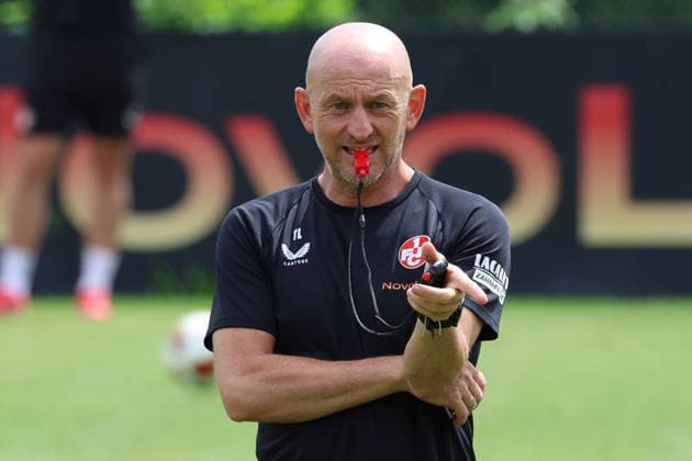 07.07.2026, xrekx, Fussball 2.Bundesliga, 1.FC Kaiserslautern - Training v.l. Torsten Lieberknecht Trainer (1.FC Kaiserslautern) gibt Anweisungen, gestikuliert, mit den Armen gestikulieren gives instructions, gesticulate (DFL DFB REGULATIONS PROHIBIT ANY USE OF PHOTOGRAPHS as IMAGE SEQUENCES and or QUASI-VIDEO) Kaiserslautern *** July 7, 2026, xrekx, Soccer 2. Bundesliga, 1. FC Kaiserslautern Training: Torsten Lieberknecht, coach of 1. FC Kaiserslautern, gives instructions, gesticulates with his arms, gesticulates DFL DFB REGULATIONS PROHIBIT ANY USE OF PHOTOGRAPHS as IMAGE SEQUENCES and or QUASI-VIDEO Kaiserslautern