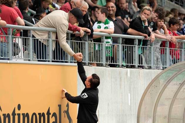 Foto : Trainer Christian TITZ Hannover grüsst die Fans Fussball 2. Liga , Saisonvorbereitung am Di. 07.07.2026 Hannover 96 - Phönix Lübeck *** Photo: Coach Christian TITZ of Hannover greets the fans. Soccer 2nd Division, preseason on Tue, July 7, 2026: Hannover 96 vs. Phönix Lübeck