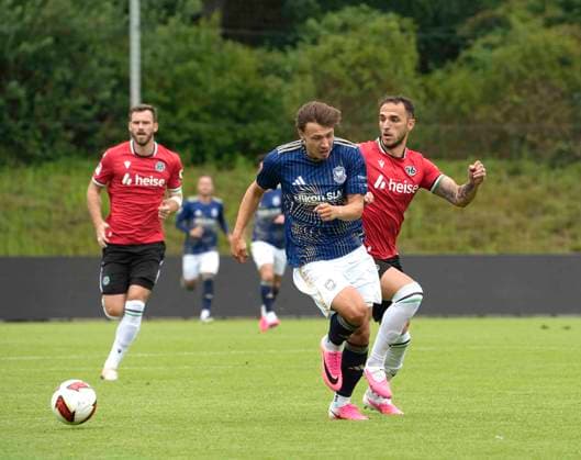 Foto : Virgil Eugen GHITA (H 96) gegen Jonathan STÖVER ( Phönix ) Fussball 2. Liga , Saisonvorbereitung am Di. 07.07.2026 Hannover 96 - Phönix Lübeck *** Photo: Virgil Eugen GHITA (H 96) vs. Jonathan STÖVER, Phönix Soccer 2nd Division, preseason match on Tue, July 7, 2026, Hannover 96 vs. Phönix Lübeck