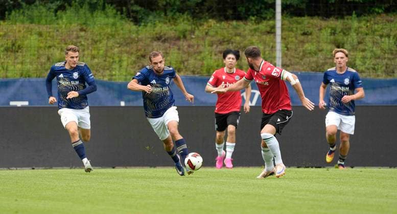 Foto : Julian Gino Markvoort ( Phönix in blau ) gegen Boris TOMIAK (H 96 , rechts) Fussball 2. Liga , Saisonvorbereitung am Di. 07.07.2026 Hannover 96 - Phönix Lübeck *** Photo by Julian Gino Markvoort: Phönix in blue vs. Boris TOMIAK H 96, right—2nd Division soccer, preseason on Tue, July 7, 2026, Hannover 96 vs. Phönix Lübeck