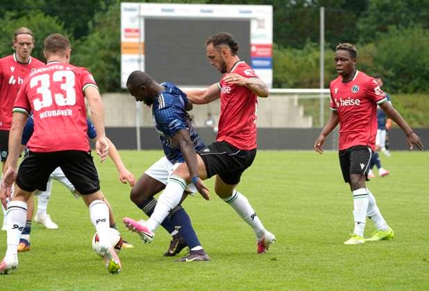 Foto : Virgil Eugen GHITA (H 96) gegen Dusman TURAY ( Phönix ) Fussball 2. Liga , Saisonvorbereitung am Di. 07.07.2026 Hannover 96 - Phönix Lübeck *** Photo: Virgil Eugen GHITA (H 96) vs. Dusman TURAY, Phoenix Soccer 2nd Division, preseason match on Tue, July 7, 2026, Hannover 96 vs. Phoenix Lübeck