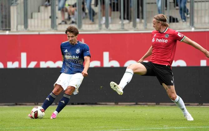 Foto : Stefan THORDARSSON (H 96) grätscht gegen Jonathan STÖVER ( Phönix ) Fussball 2. Liga , Saisonvorbereitung am Di. 07.07.2026 Hannover 96 - Phönix Lübeck *** Photo by Stefan THORDARSSON: Hannover 96 makes a sliding tackle against Jonathan STÖVER, Phönix Soccer, 2nd Division, preseason on Tue, July 7, 2026, Hannover 96 vs. Phönix Lübeck