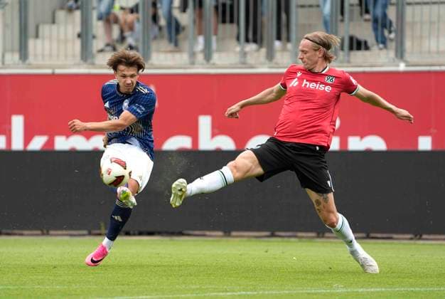 Foto : Stefan THORDARSSON (H 96) grätscht gegen Jonathan STÖVER ( Phönix ) Fussball 2. Liga , Saisonvorbereitung am Di. 07.07.2026 Hannover 96 - Phönix Lübeck *** Photo by Stefan THORDARSSON: Hannover 96 makes a sliding tackle against Jonathan STÖVER, Phönix Soccer, 2nd Division, preseason on Tue, July 7, 2026, Hannover 96 vs. Phönix Lübeck