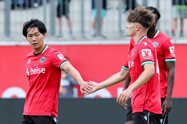 Hayate Matsuda (Hannover 96) bejubelt seinen Treffer zum 1:0 mit Alexander Vogel (Hannover 96), Friendly match, Hannover 96 v 1. FC Phoenix Luebeck, Eilenriedestadion am 07. July 2026 in Hannover, Deutschland. (Foto von Marco Steinbrenner DeFodi Images) Hayate Matsuda (Hannover 96) celebrates after scoring his teams first goal with Alexander Vogel (Hannover 96), Friendly match, Hannover 96 v 1. FC Phoenix Luebeck, , July 7, 2026 in Hanover, Germany. (Photo by Marco Steinbrenner DeFodi Images) - *** Hayate Matsuda of Hannover 96 celebrates his goal to make it 1–0 with Alexander Vogel of Hannover 96, Friendly match, Hannover 96 vs. 1 FC Phoenix Lübeck, Eilenriedestadion on July 7, 2026, in Hannover, Germany Photo by Marco Steinbrenner, DeFodi Images Hayate Matsuda of Hannover 96 celebrates after scoring his team’s first goal with Alexander Vogel of Hannover 96, Friendly match, Hannover 96 vs. 1 FC Phoenix Lübeck, , July 7, 2026, in Hanover, Germany. Photo by Marco Steinbrenner, DeFodi Images
