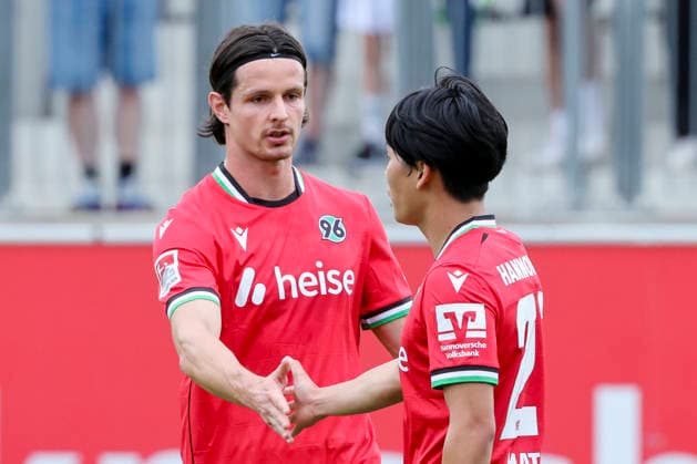 Hayate Matsuda (Hannover 96) bejubelt seinen Treffer zum 1:0 mit Jean Hugonet (Hannover 96), Friendly match, Hannover 96 v 1. FC Phoenix Luebeck, Eilenriedestadion am 07. July 2026 in Hannover, Deutschland. (Foto von Marco Steinbrenner DeFodi Images) Hayate Matsuda (Hannover 96) celebrates after scoring his teams first goal with Jean Hugonet (Hannover 96), Friendly match, Hannover 96 v 1. FC Phoenix Luebeck, , July 7, 2026 in Hanover, Germany. (Photo by Marco Steinbrenner DeFodi Images) - *** Hayate Matsuda of Hannover 96 celebrates his goal to make it 1–0 with Jean Hugonet of Hannover 96, Friendly match, Hannover 96 vs. 1 FC Phoenix Lübeck, Eilenriedestadion on July 7, 2026, in Hannover, Germany Photo by Marco Steinbrenner, DeFodi Images Hayate Matsuda of Hannover 96 celebrates after scoring his team’s first goal with Jean Hugonet of Hannover 96, Friendly match, Hannover 96 vs. 1 FC Phoenix Lübeck, , July 7, 2026, in Hanover, Germany. Photo by Marco Steinbrenner, DeFodi Images