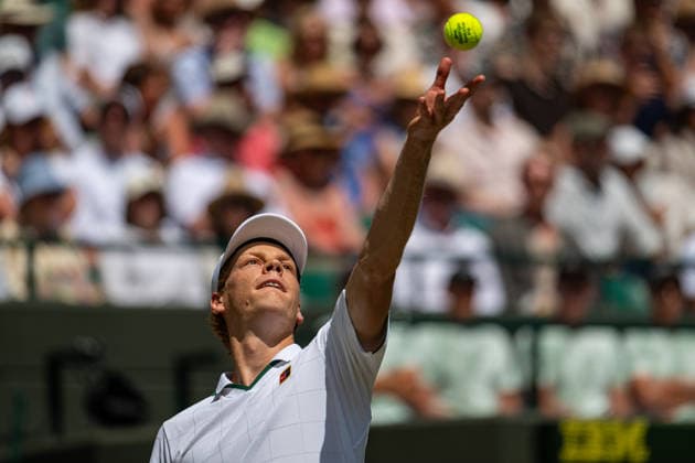 Tennis - Wimbledon Championship 2026 - Day 9 LONDON, ENGLAND - Tuesday, July 7, 2026: Jannik Sinner (ITA) serves during the Gentlemen s Singles Quarter-Final match on Day Nine of The Championships Wimbledon 2026 at the All England Lawn Tennis and Croquet Club. (Photo by Kirsten Holst Propaganda) LONDON All England Lawn Tennis and Croq GREATER LONDON ENGLAND  Copyright: xKirstenxHolstx 2026-07-07-007-Wimbledon_Day_9