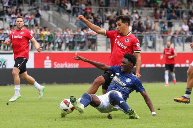 07.07.2026, xtgx, Fussball Testspiel, Hannover 96 - 1. FC Phönix Lübeck emspor, v.l. Yunus Ünal (Hannover, 24) Karim Hüneburg (Lübeck) Zweikampf, Duell, Kampf, tackle (DFL DFB REGULATIONS PROHIBIT ANY USE OF PHOTOGRAPHS as IMAGE SEQUENCES and or QUASI-VIDEO) Hannover *** July 7, 2026, xtgx, soccer exhibition match, Hannover 96 vs. 1. FC Phönix Lübeck emspor, from left: Yunus Ünal (Hannover), 24 Karim Hüneburg (Lübeck) in a tackle, duel, battle, tackle DFL DFB REGULATIONS PROHIBIT ANY USE OF PHOTOGRAPHS as IMAGE SEQUENCES and or QUASI-VIDEO Hannover