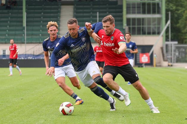 07.07.2026, xtgx, Fussball Testspiel, Hannover 96 - 1. FC Phönix Lübeck emspor, v.l. Jannes Vollert (Lübeck) Benjamin Källman (Hannover, 9) Zweikampf, Duell, Kampf, tackle (DFL DFB REGULATIONS PROHIBIT ANY USE OF PHOTOGRAPHS as IMAGE SEQUENCES and or QUASI-VIDEO) Hannover *** July 7, 2026, xtgx, soccer exhibition match, Hannover 96 vs. 1. FC Phönix Lübeck emspor, from left: Jannes Vollert (Lübeck), Benjamin Källman (Hannover), 9: Tackle, duel, battle, tackle DFL DFB REGULATIONS PROHIBIT ANY USE OF PHOTOGRAPHS as IMAGE SEQUENCES and or QUASI-VIDEO Hannover