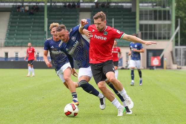 07.07.2026, xtgx, Fussball Testspiel, Hannover 96 - 1. FC Phönix Lübeck emspor, v.l. Jannes Vollert (Lübeck) Benjamin Källman (Hannover, 9) Zweikampf, Duell, Kampf, tackle (DFL DFB REGULATIONS PROHIBIT ANY USE OF PHOTOGRAPHS as IMAGE SEQUENCES and or QUASI-VIDEO) Hannover *** July 7, 2026, xtgx, soccer exhibition match, Hannover 96 vs. 1. FC Phönix Lübeck emspor, from left: Jannes Vollert (Lübeck), Benjamin Källman (Hannover), 9: Tackle, duel, battle, tackle DFL DFB REGULATIONS PROHIBIT ANY USE OF PHOTOGRAPHS as IMAGE SEQUENCES and or QUASI-VIDEO Hannover