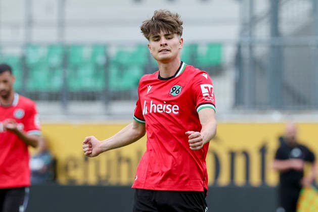 Alexander Vogel (Hannover 96) bejubelt seinen Treffer zum 2:0, Friendly match, Hannover 96 v 1. FC Phoenix Luebeck, Eilenriedestadion am 07. July 2026 in Hannover, Deutschland. (Foto von Marco Steinbrenner DeFodi Images) Alexander Vogel (Hannover 96) celebrates after scoring his teams second goal, Friendly match, Hannover 96 v 1. FC Phoenix Luebeck, , July 7, 2026 in Hanover, Germany. (Photo by Marco Steinbrenner DeFodi Images) - *** Alexander Vogel of Hannover 96 celebrates his goal to make it 2–0, Friendly match, Hannover 96 vs. 1 FC Phoenix Lübeck, Eilenriedestadion on July 7, 2026, in Hannover, Germany. Photo by Marco Steinbrenner, DeFodi Images. Alexander Vogel of Hannover 96 celebrates after scoring his team’s second goal, Friendly match, Hannover 96 vs. 1 FC Phoenix Lübeck, July 7, 2026, in Hanover, Germany. Photo by Marco Steinbrenner, DeFodi Images