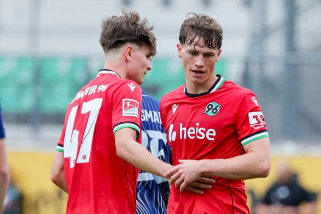 Alexander Vogel (Hannover 96) bejubelt seinen Treffer zum 2:0 mit Noah Engelbreth (Hannover 96), Friendly match, Hannover 96 v 1. FC Phoenix Luebeck, Eilenriedestadion am 07. July 2026 in Hannover, Deutschland. (Foto von Marco Steinbrenner DeFodi Images) Alexander Vogel (Hannover 96) celebrates after scoring his teams second goal with Noah Engelbreth (Hannover 96), Friendly match, Hannover 96 v 1. FC Phoenix Luebeck, , July 7, 2026 in Hanover, Germany. (Photo by Marco Steinbrenner DeFodi Images) - *** Alexander Vogel of Hannover 96 celebrates his goal to make it 2–0 with Noah Engelbreth of Hannover 96, Friendly match, Hannover 96 vs. 1 FC Phoenix Lübeck, Eilenriedestadion on July 7, 2026, in Hannover, Germany Photo by Marco Steinbrenner, DeFodi Images Alexander Vogel of Hannover 96 celebrates after scoring his team’s second goal with Noah Engelbreth of Hannover 96, Friendly match, Hannover 96 vs. 1 FC Phoenix Lübeck, , July 7, 2026, in Hanover, Germany. Photo by Marco Steinbrenner, DeFodi Images