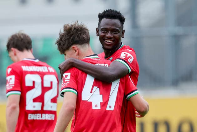 Alexander Vogel (Hannover 96) bejubelt seinen Treffer zum 2:0 mit Mustapha Bundu (Hannover 96), Friendly match, Hannover 96 v 1. FC Phoenix Luebeck, Eilenriedestadion am 07. July 2026 in Hannover, Deutschland. (Foto von Marco Steinbrenner DeFodi Images) Alexander Vogel (Hannover 96) celebrates after scoring his teams second goal with Mustapha Bundu (Hannover 96), Friendly match, Hannover 96 v 1. FC Phoenix Luebeck, , July 7, 2026 in Hanover, Germany. (Photo by Marco Steinbrenner DeFodi Images) - *** Alexander Vogel of Hannover 96 celebrates his goal to make it 2–0 with Mustapha Bundu of Hannover 96, Friendly match, Hannover 96 vs. 1 FC Phoenix Lübeck, Eilenriedestadion on July 7, 2026, in Hannover, Germany Photo by Marco Steinbrenner, DeFodi Images Alexander Vogel of Hannover 96 celebrates after scoring his team’s second goal with Mustapha Bundu of Hannover 96, Friendly match, Hannover 96 vs. 1 FC Phoenix Lübeck, , July 7, 2026, in Hanover, Germany. Photo by Marco Steinbrenner, DeFodi Images