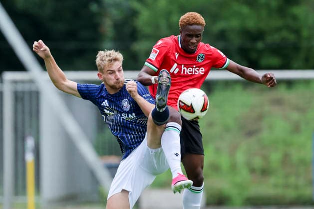Philippe Markvoort (1. FC Phoenix Luebeck) und Williams Kokolo (Hannover 96) kaempfen um den Ball, Friendly match, Hannover 96 v 1. FC Phoenix Luebeck, Eilenriedestadion am 07. July 2026 in Hannover, Deutschland. (Foto von Marco Steinbrenner DeFodi Images) Philippe Markvoort (1. FC Phoenix Luebeck) und Williams Kokolo (Hannover 96) battle for the ball, Friendly match, Hannover 96 v 1. FC Phoenix Luebeck, , July 7, 2026 in Hanover, Germany. (Photo by Marco Steinbrenner DeFodi Images) - *** Philippe Markvoort of 1 FC Phoenix Lübeck and Williams Kokolo of Hannover 96 battle for the ball, Friendly match, Hannover 96 vs. 1 FC Phoenix Lübeck, Eilenriedestadion on July 7, 2026, in Hannover, Germany Photo by Marco Steinbrenner DeFodi Images Philippe Markvoort of 1 FC Phoenix Lübeck and Williams Kokolo of Hannover 96 battle for the ball, Friendly match, Hannover 96 vs. 1 FC Phoenix Lübeck, , July 7, 2026, in Hanover, Germany. Photo by Marco Steinbrenner, DeFodi Images