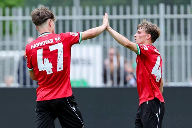 Tom Hobrecht (Hannover 96) bejubelt seinen Treffer zum 3:0 mit Alexander Vogel (Hannover 96), Friendly match, Hannover 96 v 1. FC Phoenix Luebeck, Eilenriedestadion am 07. July 2026 in Hannover, Deutschland. (Foto von Marco Steinbrenner DeFodi Images) Tom Hobrecht (Hannover 96) celebrates after scoring his teams third Goal with Alexander Vogel (Hannover 96), Friendly match, Hannover 96 v 1. FC Phoenix Luebeck, , July 7, 2026 in Hanover, Germany. (Photo by Marco Steinbrenner DeFodi Images) - *** Tom Hobrecht of Hannover 96 celebrates his goal to make it 3–0 with Alexander Vogel of Hannover 96, Friendly match, Hannover 96 vs. 1. FC Phoenix Lübeck, Eilenriedestadion on July 7, 2026, in Hannover, Germany Photo by Marco Steinbrenner, DeFodi Images Tom Hobrecht of Hannover 96 celebrates after scoring his team’s third goal with Alexander Vogel of Hannover 96, Friendly match, Hannover 96 vs. 1 FC Phoenix Lübeck, , July 7, 2026, in Hanover, Germany. Photo by Marco Steinbrenner, DeFodi Images