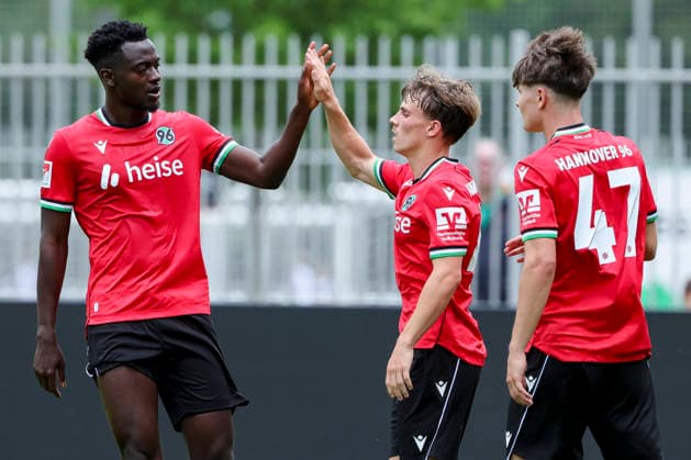 Tom Hobrecht (Hannover 96) bejubelt seinen Treffer zum 3:0 mit Mustapha Bundu (Hannover 96) und Alexander Vogel (Hannover 96), Friendly match, Hannover 96 v 1. FC Phoenix Luebeck, Eilenriedestadion am 07. July 2026 in Hannover, Deutschland. (Foto von Marco Steinbrenner DeFodi Images) Tom Hobrecht (Hannover 96) celebrates after scoring his teams third Goal with Mustapha Bundu (Hannover 96) and Alexander Vogel (Hannover 96), Friendly match, Hannover 96 v 1. FC Phoenix Luebeck, , July 7, 2026 in Hanover, Germany. (Photo by Marco Steinbrenner DeFodi Images) - *** Tom Hobrecht of Hannover 96 celebrates his goal to make it 3–0 with Mustapha Bundu of Hannover 96 and Alexander Vogel of Hannover 96, Friendly match, Hannover 96 vs. 1. FC Phoenix Lübeck, Eilenriedestadion on July 7, 2026, in Hannover, Germany Photo by Marco Steinbrenner, DeFodi Images Tom Hobrecht of Hannover 96 celebrates after scoring his team’s third goal with Mustapha Bundu of Hannover 96 and Alexander Vogel of Hannover 96, Friendly match, Hannover 96 vs. 1 FC Phoenix Lübeck, , July 7, 2026, in Hanover, Germany. Photo by Marco Steinbrenner, DeFodi Images