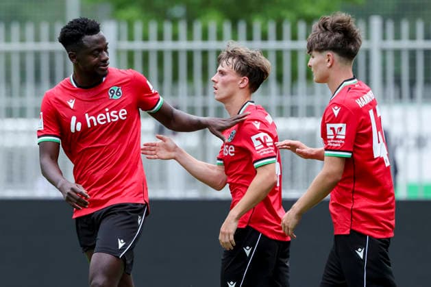 Tom Hobrecht (Hannover 96) bejubelt seinen Treffer zum 3:0 mit Mustapha Bundu (Hannover 96) und Alexander Vogel (Hannover 96), Friendly match, Hannover 96 v 1. FC Phoenix Luebeck, Eilenriedestadion am 07. July 2026 in Hannover, Deutschland. (Foto von Marco Steinbrenner DeFodi Images) Tom Hobrecht (Hannover 96) celebrates after scoring his teams third Goal with Mustapha Bundu (Hannover 96) and Alexander Vogel (Hannover 96), Friendly match, Hannover 96 v 1. FC Phoenix Luebeck, , July 7, 2026 in Hanover, Germany. (Photo by Marco Steinbrenner DeFodi Images) - *** Tom Hobrecht of Hannover 96 celebrates his goal to make it 3–0 with Mustapha Bundu of Hannover 96 and Alexander Vogel of Hannover 96, Friendly match, Hannover 96 vs. 1. FC Phoenix Lübeck, Eilenriedestadion on July 7, 2026, in Hannover, Germany Photo by Marco Steinbrenner, DeFodi Images Tom Hobrecht of Hannover 96 celebrates after scoring his team’s third goal with Mustapha Bundu of Hannover 96 and Alexander Vogel of Hannover 96, Friendly match, Hannover 96 vs. 1 FC Phoenix Lübeck, , July 7, 2026, in Hanover, Germany. Photo by Marco Steinbrenner, DeFodi Images