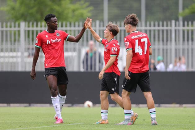 07.07.2026, xtgx, Fussball Testspiel, Hannover 96 - 1. FC Phönix Lübeck emspor, v.l. Mustapha Bundu (Hannover, 7) Tom Hobrecht (Hannover) Jubel, Torjubel, jubelt ueber das Tor, celebrate the goal, celebration (DFL DFB REGULATIONS PROHIBIT ANY USE OF PHOTOGRAPHS as IMAGE SEQUENCES and or QUASI-VIDEO) Hannover *** July 7, 2026, xtgx, soccer friendly, Hannover 96 vs. 1. FC Phönix Lübeck emspor, from left: Mustapha Bundu (Hannover), 7 Tom Hobrecht (Hannover) celebrating, Goal celebration, celebrating the goal, DFL and DFB regulations prohibit any use of photographs as image sequences and or quasi-video Hannover