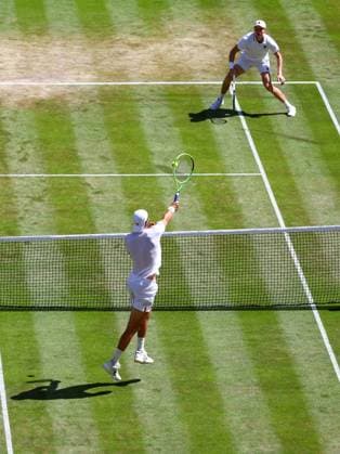 Jannik Sinner and Jan-Lennard Struff during their quarter-final match Wimbledon Tennis Championships, Day 9, The All England Lawn Tennis and Croquet Club, London, UK - 07 Jul 2026London The All England Lawn Tennis and United Kingdom  Copyright: xJamesxMarsh Shutterstockx 16978027ah