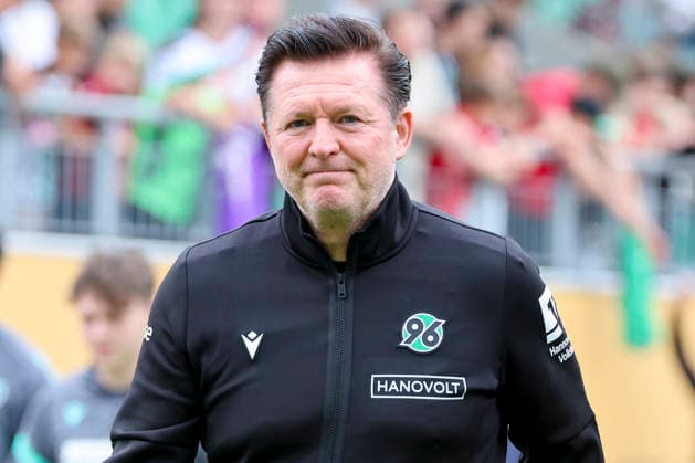 Trainer Christian Titz (Hannover 96) schaut, Friendly match, Hannover 96 v 1. FC Phoenix Luebeck, Eilenriedestadion am 07. July 2026 in Hannover, Deutschland. (Foto von Marco Steinbrenner DeFodi Images) Trainer Christian Titz (Hannover 96) looks on, Friendly match, Hannover 96 v 1. FC Phoenix Luebeck, , July 7, 2026 in Hanover, Germany. (Photo by Marco Steinbrenner DeFodi Images) - *** Coach Christian Titz of Hannover 96 looks on, Friendly match, Hannover 96 vs. 1 FC Phoenix Lübeck, Eilenriedestadion on July 7, 2026, in Hanover, Germany. Photo by Marco Steinbrenner, DeFodi Images. Coach Christian Titz of Hannover 96 looks on, Friendly match, Hannover 96 vs. 1 FC Phoenix Lübeck, July 7, 2026, in Hanover, Germany. Photo by Marco Steinbrenner, DeFodi Images
