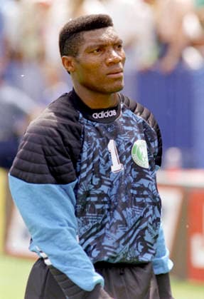 940705 Football, FIFA World Cup, WM, Weltmeisterschaft, Fussball 1994 (USA), Round of 16, Nigeria - Italy 1-2: Nigerias goalkeeper Peter Rufai. Photo: BILDBYRAN M013_17 940705nigita nigeria italien m013_17 attondelsfinal round of 16 italy nigeria v italy scanx dia bbeng fotboll football soccer VM VM94 VM1994 VM 1994 fotbolls-vm fifa world cup 940705 world championships världsmästerskap foxboro stadium boston july 05 1994 *** 940705 Soccer, 1994 FIFA World Cup in the U.S., Round of 16, Nigeria vs. Italy 1–2; Nigeria’s goalkeeper Peter Rufai; Photo: BILDBYRAN M013 17; 940705; Nigeria Italy M013 17; Round of 16; Italy vs. Nigeria; scanx; dia; bbeng; soccer; FIFA World Cup World Cup 94, World Cup 1994, 1994 World Cup, FIFA World Cup, 940705, World Championships, Foxboro Stadium, Boston, July 5, 1994  Copyright: BILDBYRAN BB940705BB078