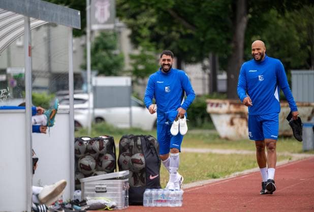 Fußball, Herren, Saison 2026 2027, Regionalliga Nordost, VSG Altglienicke, Training, v. l. Tolga Cigerci (VSG Altglienicke), John Antony Brooks (VSG Altglienicke), 07.07. 2026, *** Soccer, Men s, 2026–2027 Season, Northeast Regional League, VSG Altglienicke, Practice, from left: Tolga Cigerci (VSG Altglienicke), John Antony Brooks (VSG Altglienicke), July 7, 2026, Copyright: xMatthiasxKochx