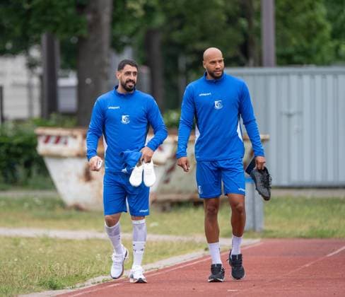 Fußball, Herren, Saison 2026 2027, Regionalliga Nordost, VSG Altglienicke, Training, v. l. Tolga Cigerci (VSG Altglienicke), John Antony Brooks (VSG Altglienicke), 07.07. 2026, *** Soccer, Men s, 2026–2027 Season, Northeast Regional League, VSG Altglienicke, Practice, from left: Tolga Cigerci (VSG Altglienicke), John Antony Brooks (VSG Altglienicke), July 7, 2026, Copyright: xMatthiasxKochx