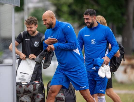 Fußball, Herren, Saison 2026 2027, Regionalliga Nordost, VSG Altglienicke, Training, v. l. John Antony Brooks (VSG Altglienicke), Tolga Cigerci (VSG Altglienicke), 07.07. 2026, *** Soccer, Men s, 2026–2027 Season, Northeast Regional League, VSG Altglienicke, Practice, from left: John Antony Brooks (VSG Altglienicke), Tolga Cigerci (VSG Altglienicke), July 7, 2026, Copyright: xMatthiasxKochx