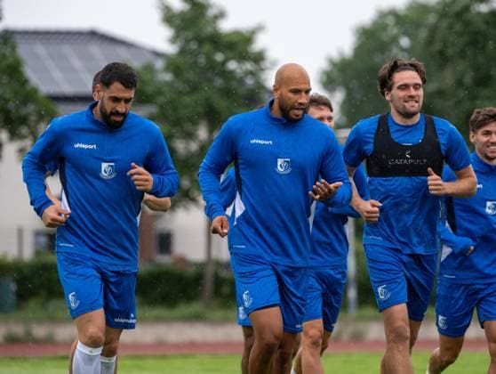 Fußball, Herren, Saison 2026 2027, Regionalliga Nordost, VSG Altglienicke, Training, v. l. Tolga Cigerci (VSG Altglienicke), John Antony Brooks (VSG Altglienicke), Jonas Nietfeld (VSG Altglienicke), 07.07. 2026, *** Soccer, Men s, 2026–2027 season, Northeast Regional League, VSG Altglienicke, Training, from left: Tolga Cigerci (VSG Altglienicke), John Antony Brooks (VSG Altglienicke), Jonas Nietfeld (VSG Altglienicke), July 7, 2026, Copyright: xMatthiasxKochx