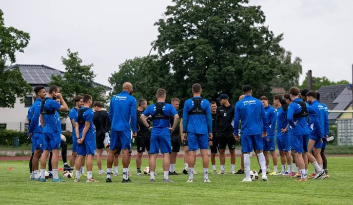 Fußball, Herren, Saison 2026 2027, Regionalliga Nordost, VSG Altglienicke, Training, Ansprache Trainer Dan Twardzik (M., VSG Altglienicke), 07.07. 2026, *** Soccer, Men s, 2026–2027 Season, Northeast Regional League, VSG Altglienicke, Practice, Speech by Coach Dan Twardzik M, VSG Altglienicke, July 7, 2026, Copyright: xMatthiasxKochx