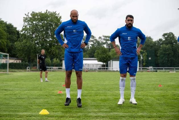 Fußball, Herren, Saison 2026 2027, Regionalliga Nordost, VSG Altglienicke, Training, v. l. John Antony Brooks (VSG Altglienicke), Tolga Cigerci (VSG Altglienicke), 07.07. 2026, *** Soccer, Men s, 2026–2027 Season, Northeast Regional League, VSG Altglienicke, Practice, from left: John Antony Brooks (VSG Altglienicke), Tolga Cigerci (VSG Altglienicke), July 7, 2026, Copyright: xMatthiasxKochx