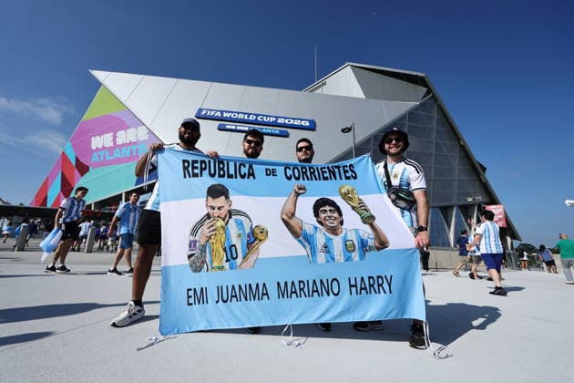 FIFA World Cup, WM, Weltmeisterschaft, Fussball 2026 - Round of 16 - Argentina vs Egypt Supporters of Argentina pose for a photo as they make their way to the stadium ahead of the FIFA World Cup 2026 Round of 16 match Argentina against Egypt, in Atlanta, USA, 07 July 2026. ATLANTA United States  Copyright: xRONALDxWITTEKx