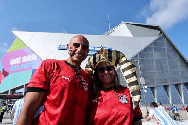 FIFA World Cup, WM, Weltmeisterschaft, Fussball 2026 - Round of 16 - Argentina vs Egypt Supporters of Egypt pose for a photo as they make their way to the stadium ahead of the FIFA World Cup 2026 Round of 16 match Argentina against Egypt, in Atlanta, USA, 07 July 2026. ATLANTA United States  Copyright: xRONALDxWITTEKx