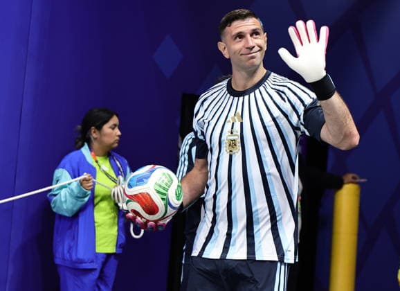 FIFA World Cup, WM, Weltmeisterschaft, Fussball 2026 - Round of 16 - Argentina vs Egypt Argentina goalkeeper Emiliano Martinez waves as he enters the pitch for warm-up ahead of the FIFA World Cup 2026 Round of 16 match Argentina against Egypt, in Atlanta, USA, 07 July 2026. ATLANTA United States  Copyright: xRONALDxWITTEKx