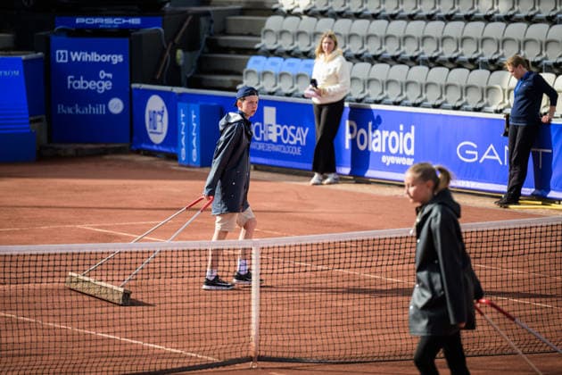 260707 Preparation to restart game during day 2 of the Nordea Open on July 7, 2026 in Bastad. Photo: Avdo Bilkanovic BILDBYRAN COP 115 AB0379 tennis WTA, Tennis Damen 125 nordea open dam bbeng *** 260707 Preparations to resume play on Day 2 of the Nordea Open on July 7, 2026, in Bastad. Photo by Avdo Bilkanovic, BILDBYRAN COP 115 AB0379. tennis wta 125 nordea open women s singles  Copyright: AVDOxBILKANOVIC BB260707AB008