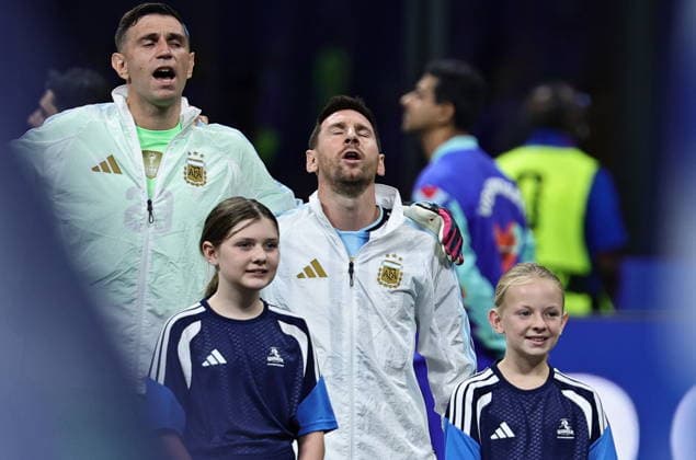 FIFA World Cup, WM, Weltmeisterschaft, Fussball 2026 - Round of 16 - Argentina vs Egypt Lionel Messi of Argentina sings the national anthem prior the FIFA World Cup 2026 Round of 16 match Argentina against Egypt, in Atlanta, USA, 07 July 2026. ATLANTA United States  Copyright: xRONALDxWITTEKx