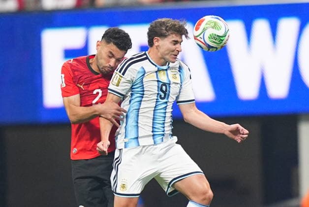Argentina v Egypt - FIFA World Cup, WM, Weltmeisterschaft, Fussball 2026 - Round of 16 ATLANTA, USA - JULY 07: Julian Alvarez (9) of Argentina in action against Yasser Ibrahim of Egypt during the 2026 FIFA World Cup Round of 16 match between Argentina and Egypt at Mercedes-Benz Stadium (Atlanta Stadium) in Atlanta, Georgia, United States on July 07, 2026. Evrim Aydin Anadolu Georgia United States. Editorial use only. Please get in touch for any other usage.  Copyright: x2026xAnadoluxEvrimxAydinx